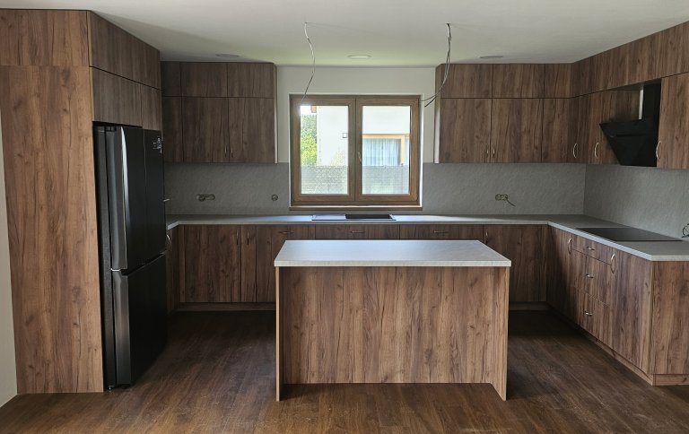 Kuchyňská linka na míru do U s ostrůvkem v dřevodekoru