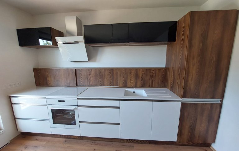 Rovná moderní kuchyň na míru s kameninovou pracovní deskou Technistone