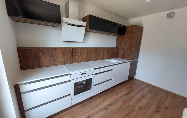 Rovná moderní kuchyň na míru s kameninovou pracovní deskou Technistone